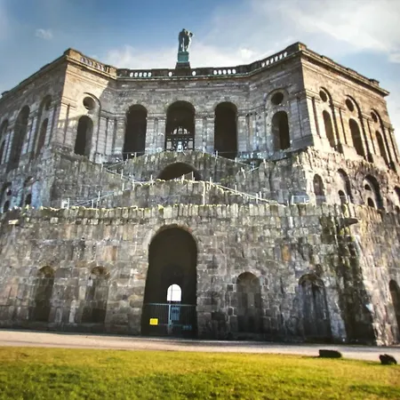 Mit Blick Auf Schloss Herkules Parkplatz Kostenlos Kassel