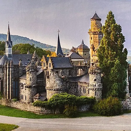 Mit Blick Auf Schloss Herkules Parkplatz Kostenlos *