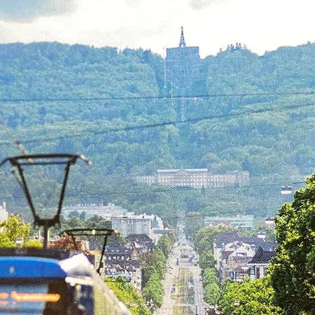 Mit Blick Auf Schloss Herkules Parkplatz Kostenlos